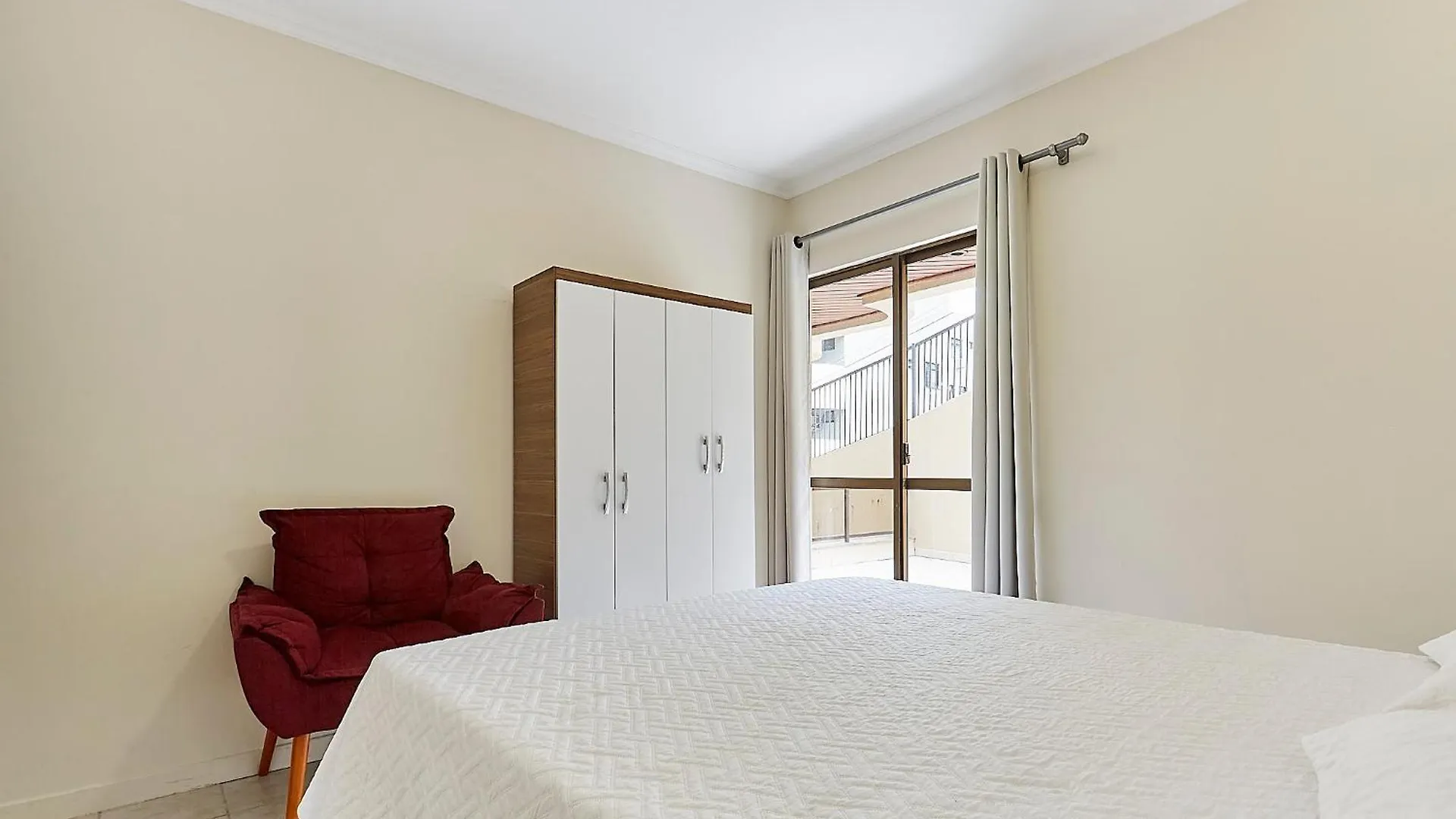 1107 Apto Economico Y Confortavel Sobre Avenida Principal De Bombinhas. Apartment Bombinhas