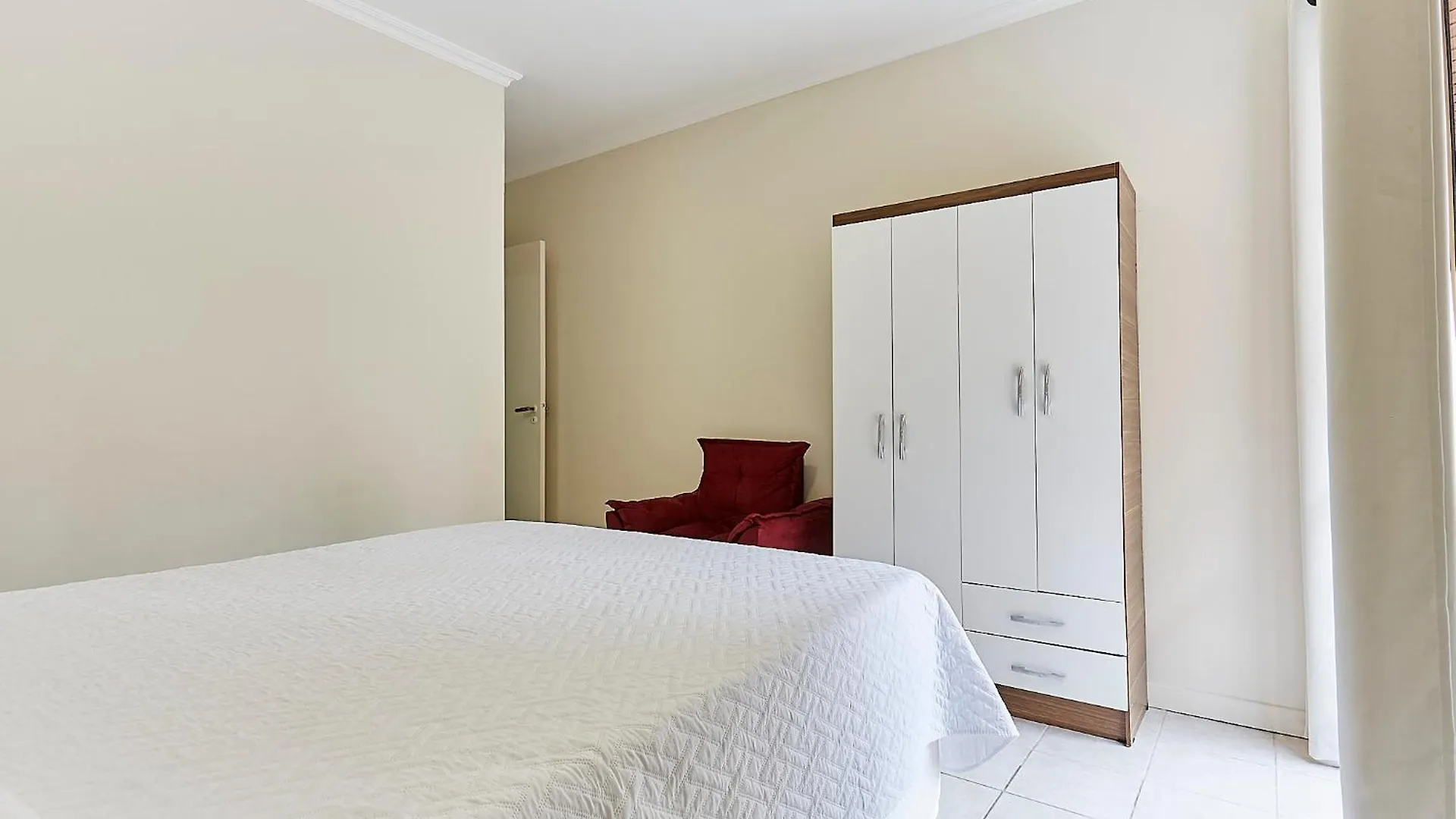 1107 Apto Economico Y Confortavel Sobre Avenida Principal De Bombinhas. Apartment Bombinhas